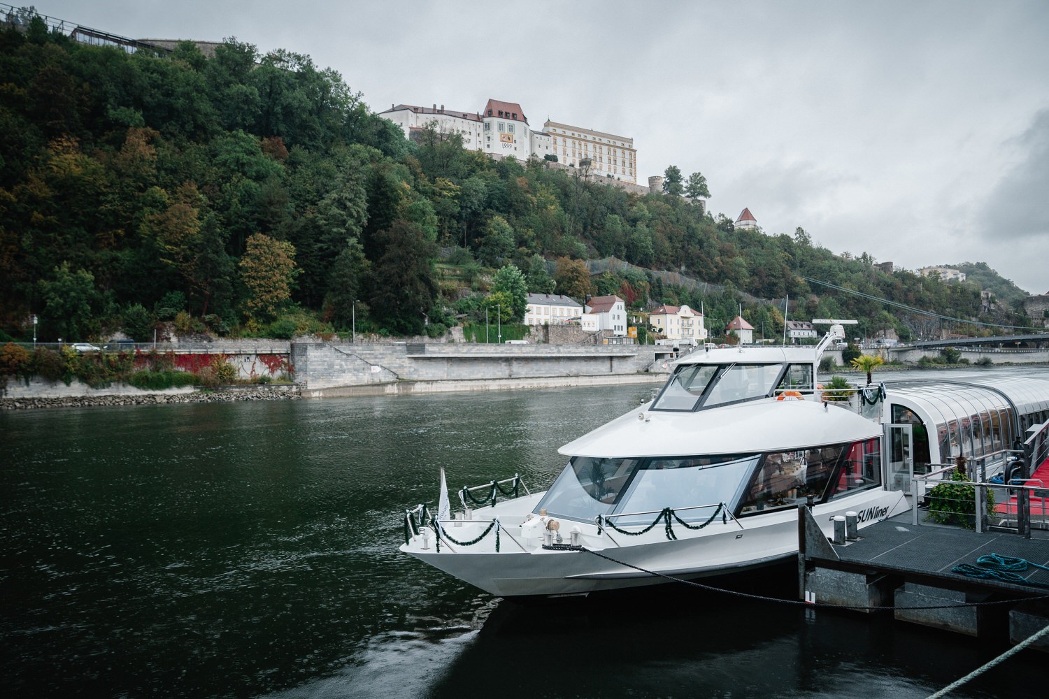 Hochzeit auf dem Cabrioshiff MS Sunliner, Passau, Blick vom Ufer auf das Schiff mit der Veste Oberhaus im Hintergrund