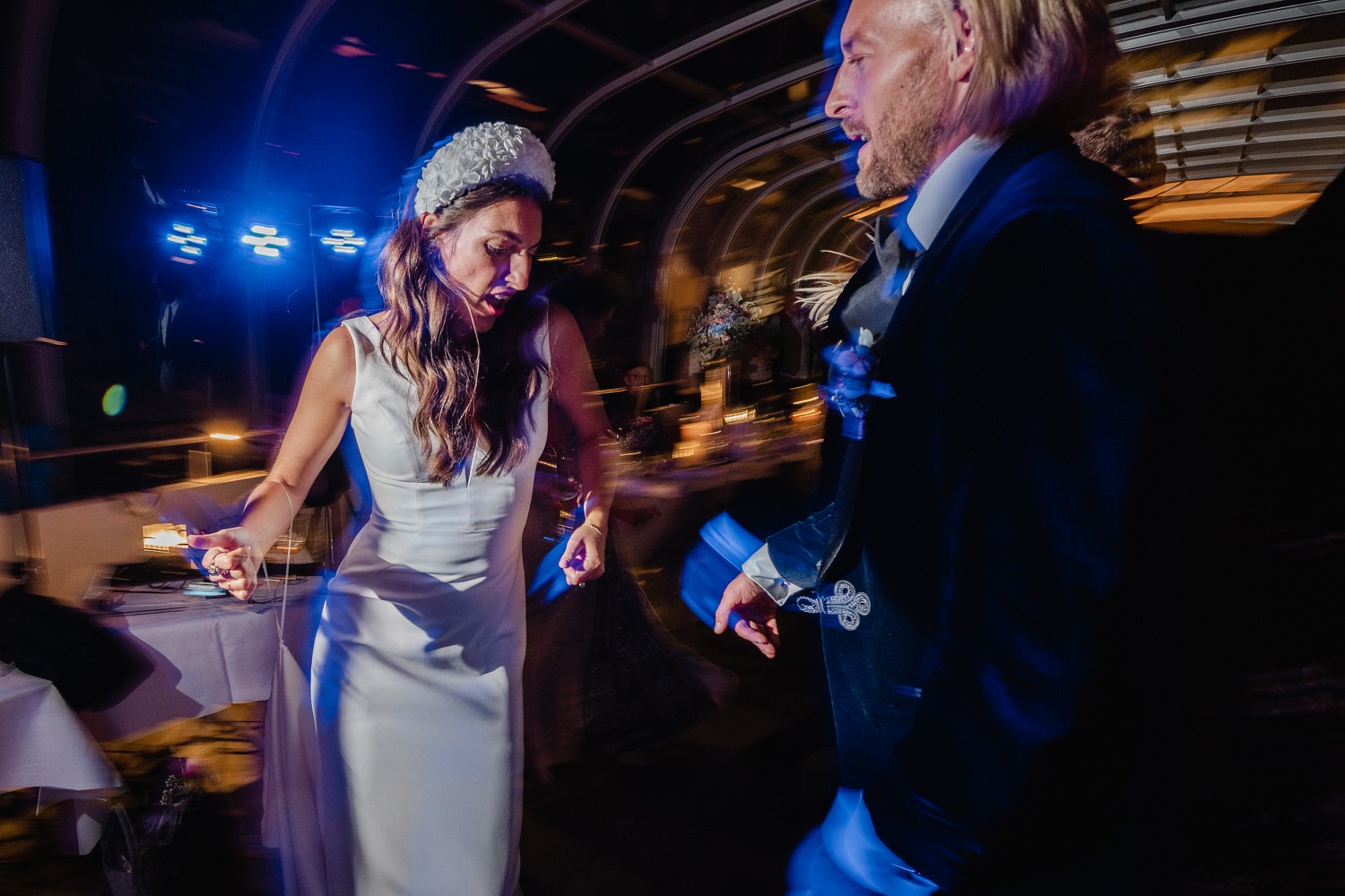 Hochzeit auf dem Cabrioshiff MS Sunliner, Passau, das Brautpaar tanzt mit den Gästen