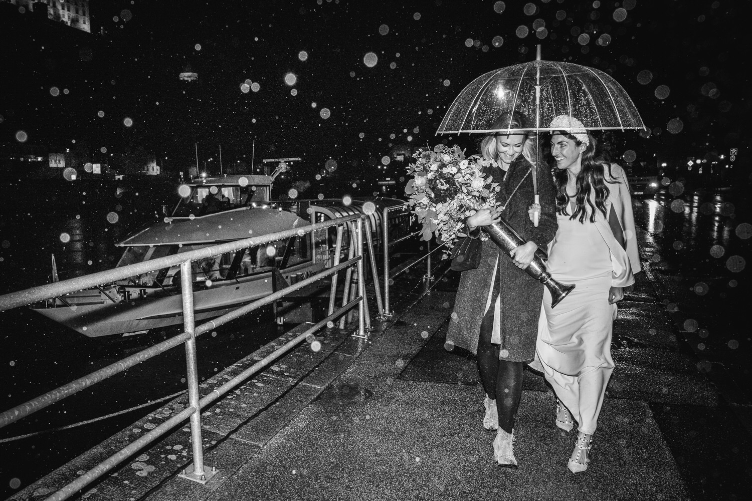 Hochzeit auf dem Cabrioshiff MS Sunliner, Passau, Braut läuft Arm in Arm mit ihrer Freundin durch den Regen