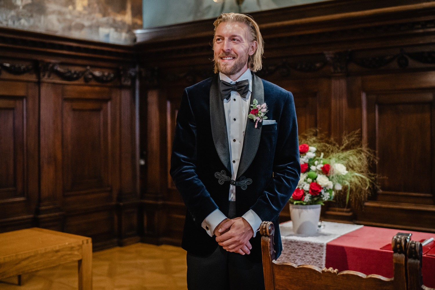 Hochzeit im Standesamt Passau, Bräutigam schaut zur einziehenden Braut
