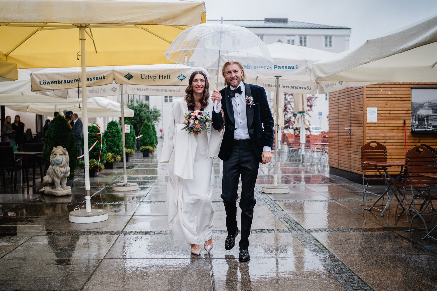 Hochzeit im kleinen Rathaussaal Passau, BRautpaar läuft durch nach der Trauung durch den Regen