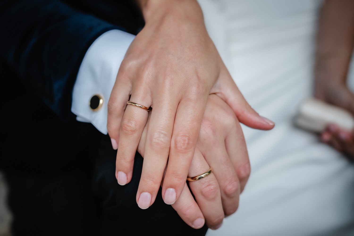 Hochzeit auf der Veste Oberhaus, Paarshooting, Nahaufnahme der Hände und Ringe