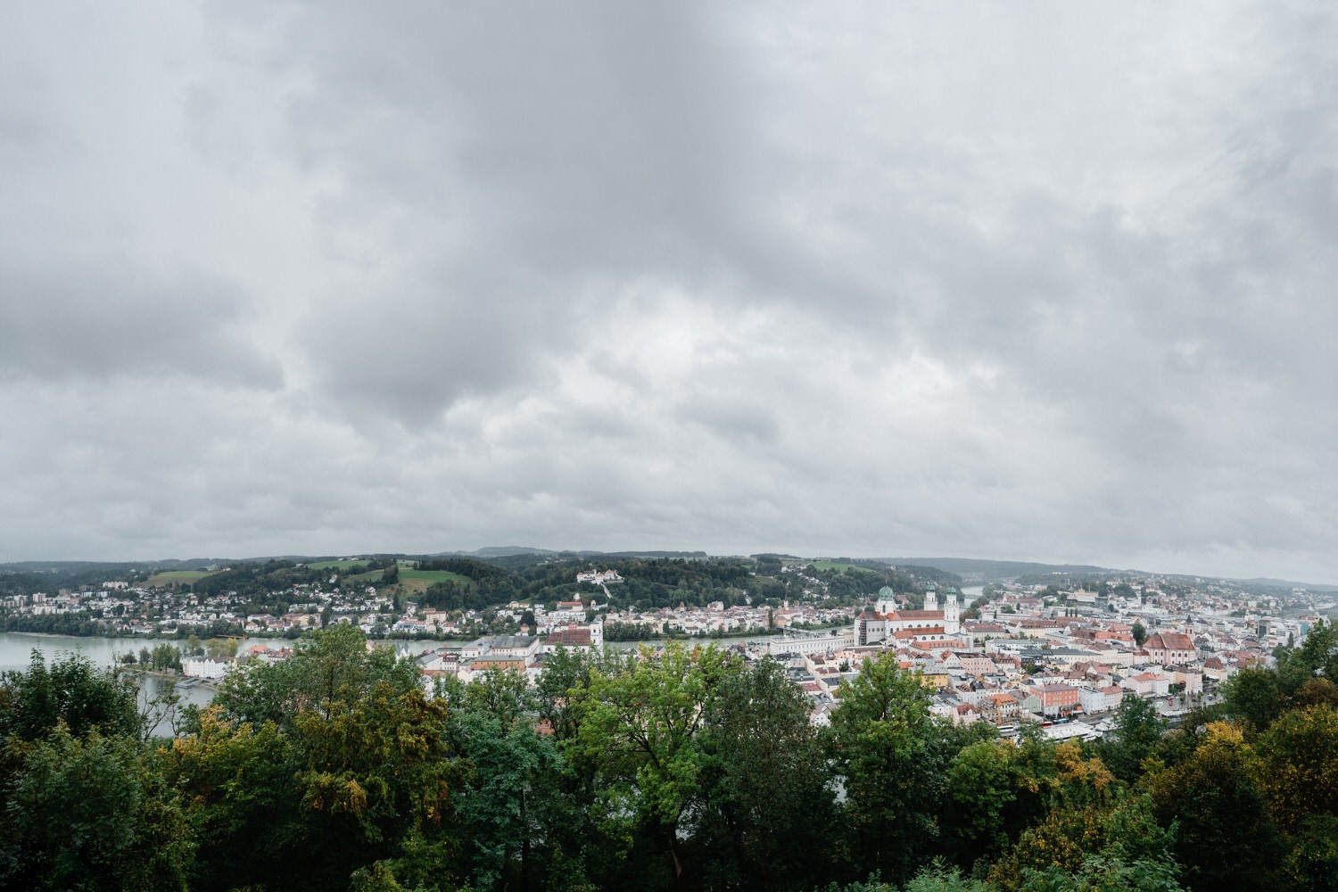 Hochzeit auf der Veste Oberhaus, Paarshooting, Blick auf die Stadt Passau
