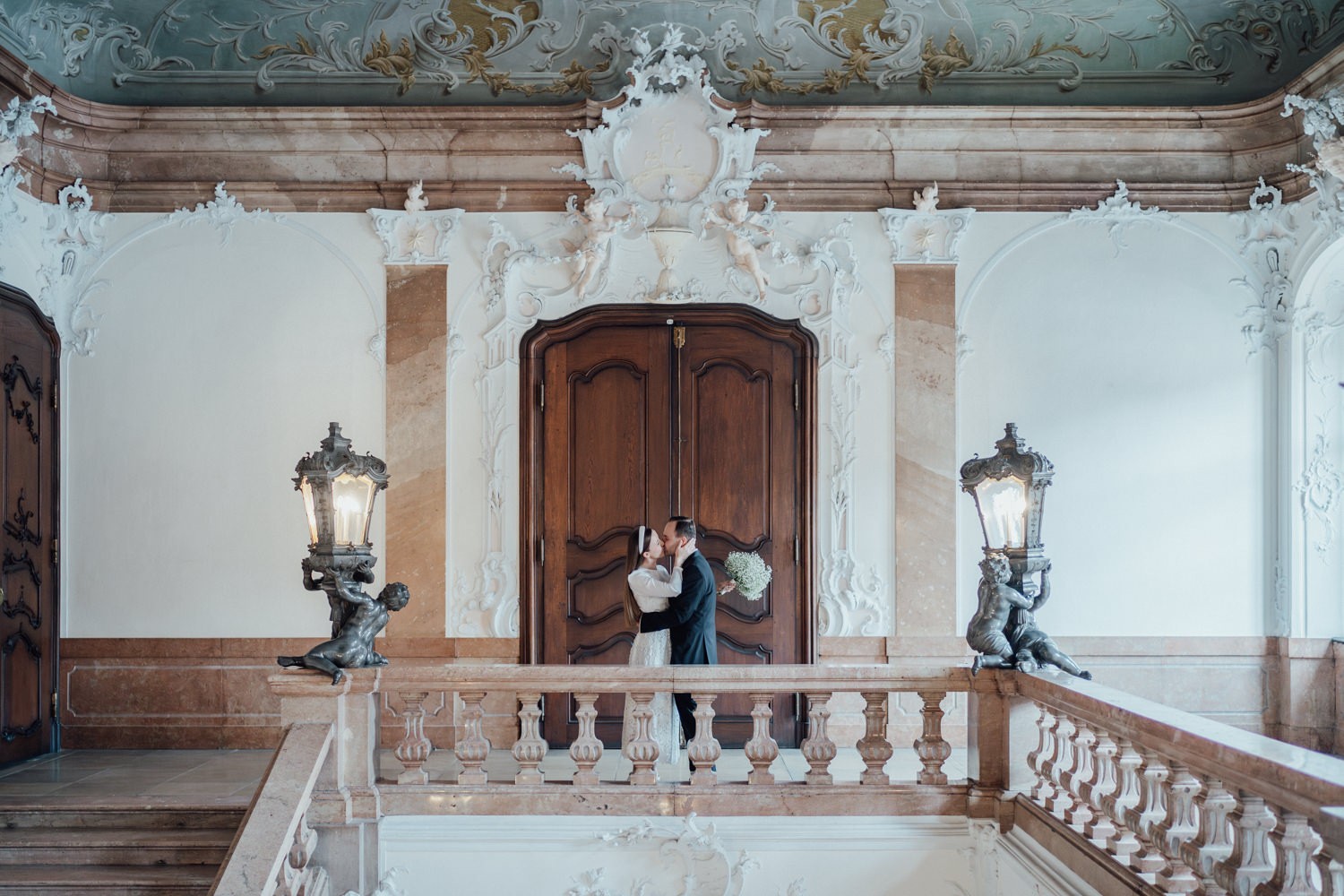 Brautpaar küsst sich vor Tür